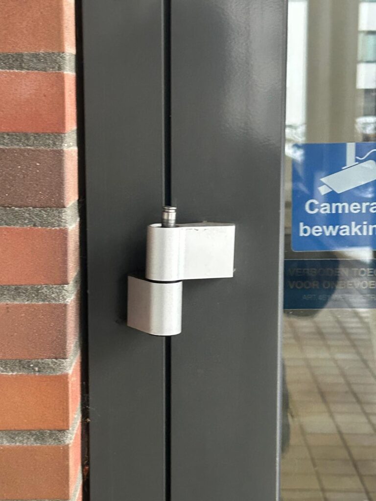 Nieuwe scharnieren voordeur